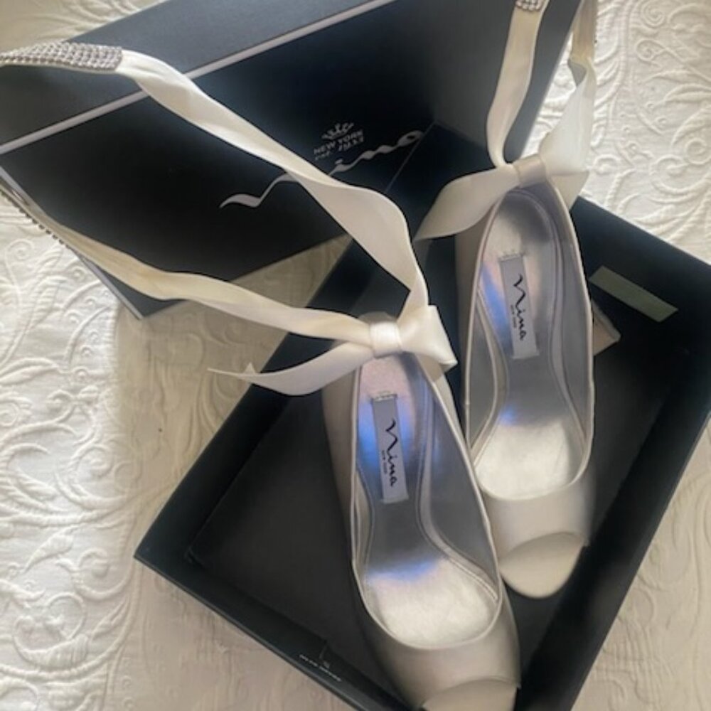 Women's Nina Brand, size  7.5, off-white platform shoes.